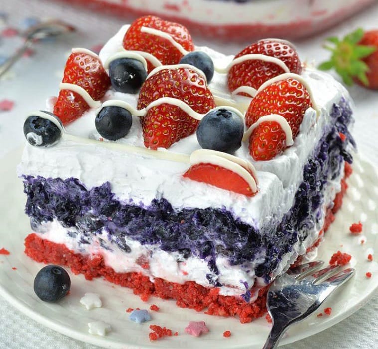 As the summer heat sets in, the last thing you want to do is turn on the oven. That’s where this No-Bake Summer Berry Lasagna comes to the rescue! This delightful, layered dessert combines a crunchy cookie crust, a creamy cheesecake filling, a luscious berry layer, and a fluffy whipped topping—making it the ultimate summer treat