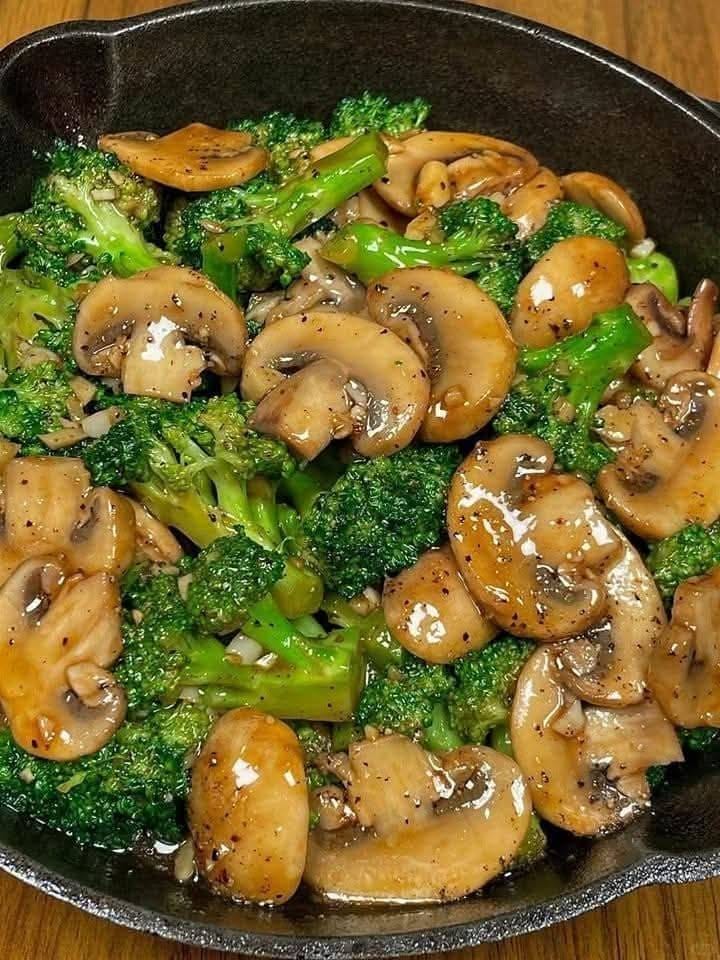 Looking for a healthy yet satisfying meal that’s ready in under 30 minutes? This Broccoli and Mushroom Stir Fry recipe is the perfect solution! Bursting with umami-rich mushrooms and crunchy broccoli, this plant-based dish is a powerhouse of nutrients and taste. Whether you're vegan, vegetarian, or just trying to eat more greens, this easy stir fry will become your new go-to.