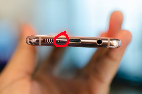 “5 Reasons Why the Small Round Hole in Your Phone Has a Very Important Function”