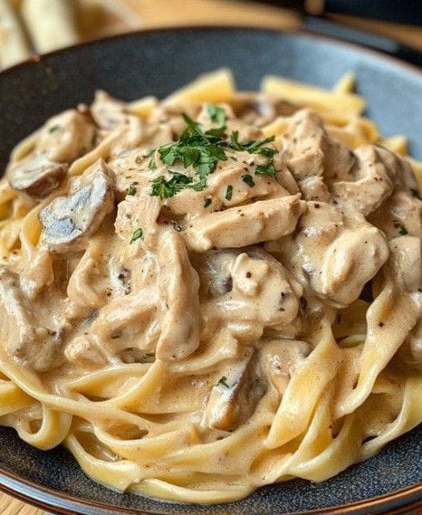Discover how to make the best Chicken Alfredo Pasta with this creamy and easy recipe. Perfect for weeknight dinners or special occasions. Learn expert tips, step-by-step instructions, and the secret to silky Alfredo sauce!
